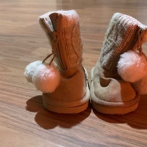 Ykk kid/baby fuzzy boots barely worn and very cute there fuzzy on the inside